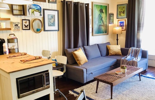Near East Side House | San Antonio Cozy Home by The Riverwalk, Historic Alamo & Convention Centers.