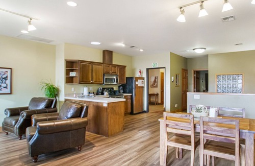 Friday Harbor Condo | San Juan Suites -Conservatory - Pet Friendly!