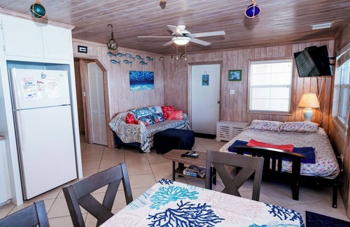 Spanish Wells Cottage | Sand Castle Beach Cottage,Kayaks,Paddle Boards,BBQ Grill,Hammocks & Bikes