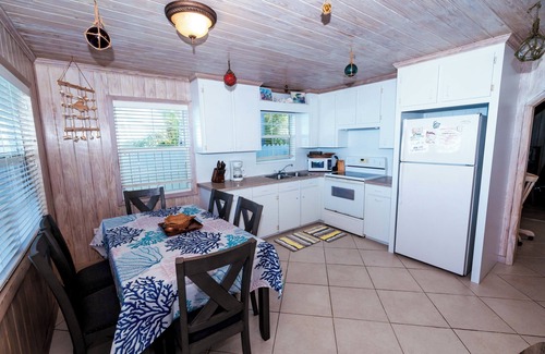 Spanish Wells Cottage | Sand Castle Beach Cottage,Kayaks,Paddle Boards,BBQ Grill,Hammocks & Bikes