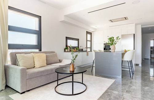 Agios Athanasios Apartment | Sanders Evolution 2 - 2-Bdr Apt w Rooftop jacuzzi