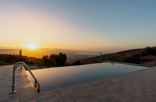 Peristerona Villa | Sanders View - Top 3-Bdr Villa with Infinity Pool