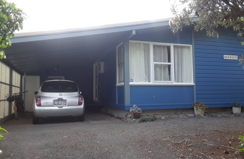 Waikanae House | Sandgate - absolute beach front