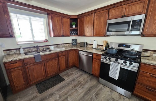 Bosque Farms House | Sandia Retreat - Pool Table, Arcade, Relaxing, FUN