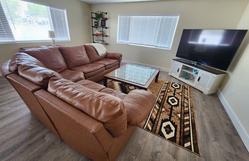 Bosque Farms House | Sandia Retreat - Pool Table, Arcade, Relaxing, FUN