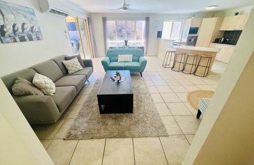 Ningi House | Sandstone Point (SEQ) Sleeps 10! Bribie Holidays