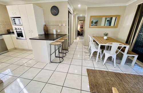 Ningi House | Sandstone Point Family home, Bribie beaches, pet friendly