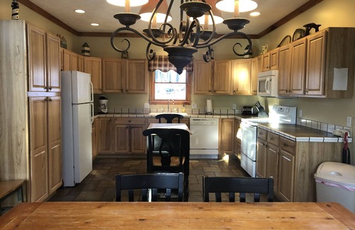 Lake Township House | SANDY FRONTAGE! Kayaks! POOL TABLE! Next to Sleeping Bear!