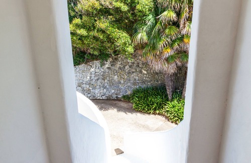 Bowentown Apartment | Santorini style, luxury apartment, stunning views!