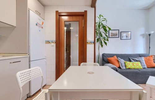 Santutxu Apartment | Santuchu Urban Escape Cozy Apartment with Easy Metro Access