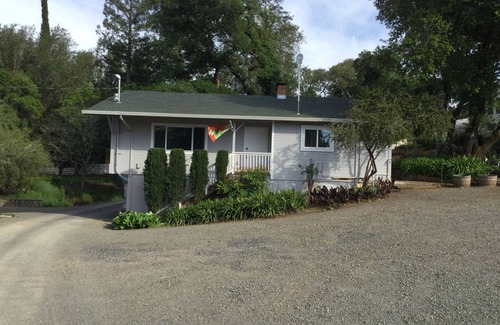 Geyserville House | Sapphire Canyon Vineyard Guest House