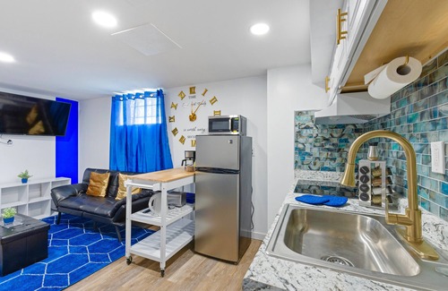 Old Brooklyn House | Sapphire Haven: Charm & Cozy 1BR Private Basement Retreat | Laundry & Safe Location 8 Min To Airport