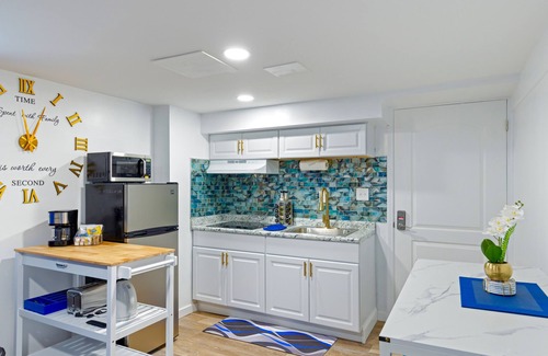 Old Brooklyn House | Sapphire Haven: Charm & Cozy 1BR Private Basement Retreat | Laundry & Safe Location 8 Min To Airport