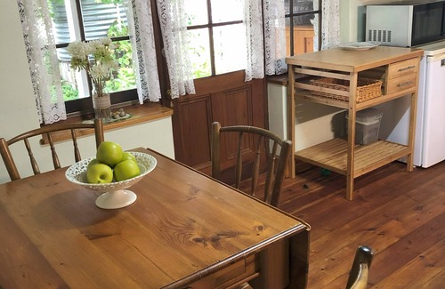 Penola Cottage | Sarah's Cottage Penola: Charming colonial stone cottage, WiFi AC Fire Spa BBQ