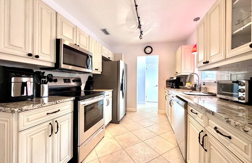 South Sarasota House | Sarasota Pet friendly family Vacation near Siesta Key beach - private backyard