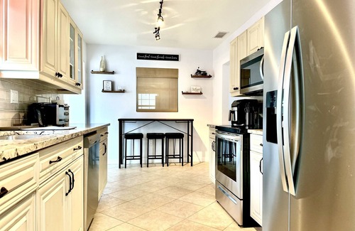 South Sarasota House | Sarasota Pet friendly family Vacation near Siesta Key beach - private backyard