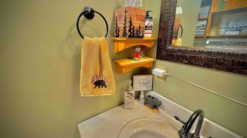 Independence House | Sardis Lake Fast WI-FI Tiny Studio Cabin