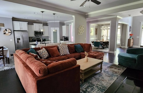 Fleming House | SASA Deer Lodge Superb 6-bedroom house with AC in Richmond Hill Georgia