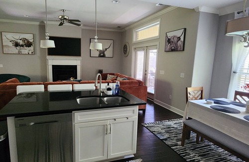 Fleming House | SASA Deer Lodge Superb 6-bedroom house with AC in Richmond Hill Georgia