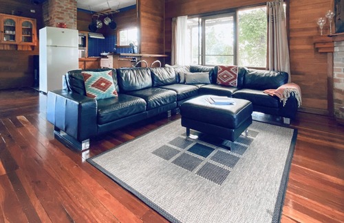 Rothbury House | Sascha's Retreat The Hunter Valley -Pokolbin - Pet friendly- Unlimited NBN Wi-Fi