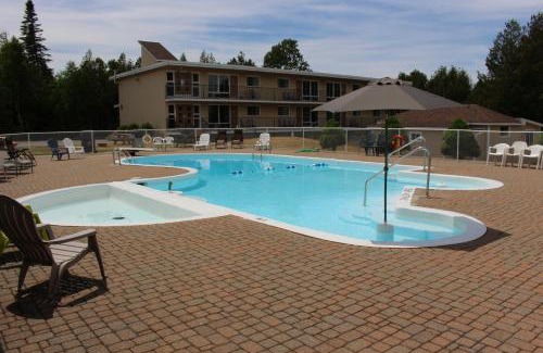 Sauble Beach Hotel | Sauble Beach Lodge