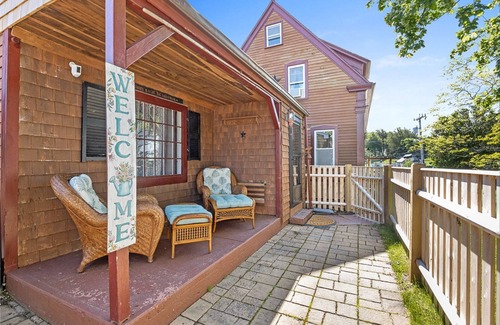Plymouth House | Save 10% on Fall Stays - Book by Nov 21!