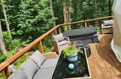 Brownsburg-Chatham Ski Chalet | Scandinavian dome with large arcade-private spa-sauna