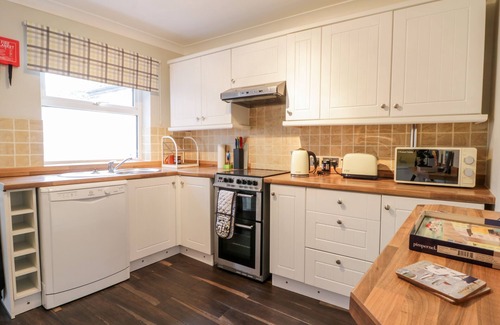 Driffield House | SCARBOROUGH COTTAGE, pet friendly, with open fire in Great Driffield