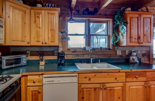 Banner Elk Cabin | Scarborough Fair - Between Boone and Banner Elk - Hot Tub - Screened In Porch - Pet Friendly