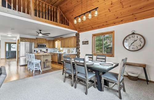 Oxford Cabin | Scenic Lake Views & Adventure Near the Dells