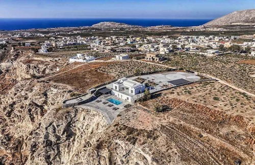 Megalochori House | SCENIC MOUNTAINOUS COASTLINE IN TRADITIONAL VILLAGE OF SANTORINI