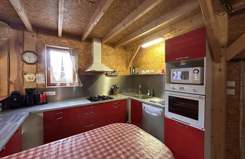 Vernusse Cottage | Scenic Retreat: Heated Pool, River, Gym, Sauna - Sleeps 5