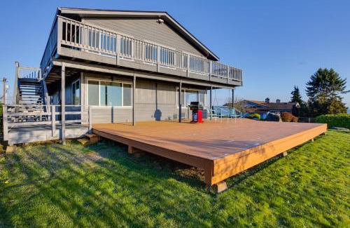 Northeast Tacoma Apartment | Scenic Tacoma Apartment with Deck and Fire Pit!