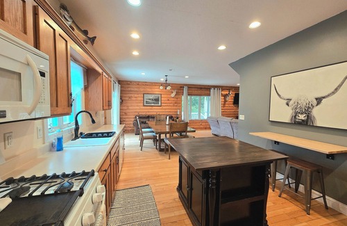 Lansing House | Scenic View Lodge- w/hot tub & POOL