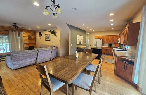 Lansing House | Scenic View Lodge- w/hot tub & POOL