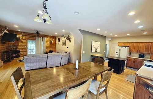 Lansing House | Scenic View Lodge- w/hot tub & POOL