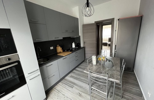 Arona Apartment | Schön, Modern und Ruhige Lage. Nah am Zentrum Perfekt für 4. Parking, Netflix