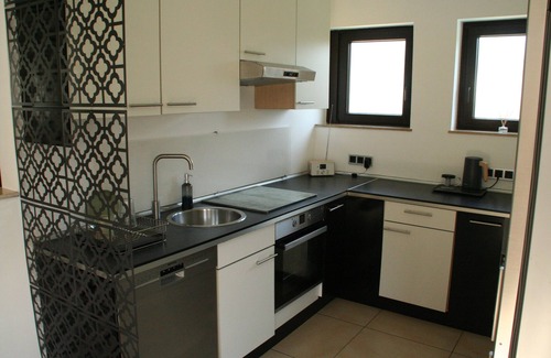 West Apartment | Schöne Ferienwohnung mit Eigener Terrasse und Garten