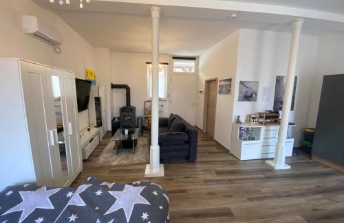 Helbedundorf Apartment | Schöne kleine Einraumwohnung mit Küche und Kamin in Holzthaleben