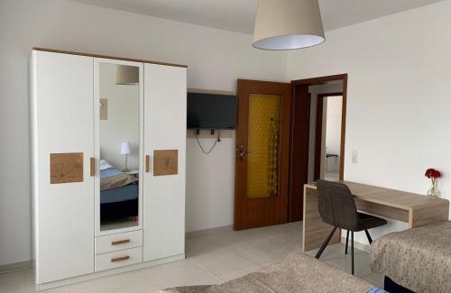 Gross Buchholz Apartment | Schöne Zwei Zimmer Wohnung mit Balkon Braun