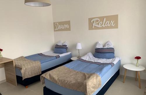 Gross Buchholz Apartment | Schöne Zwei Zimmer Wohnung mit Balkon Braun