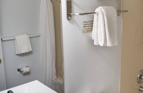 Sundre Hotel | Schott’s Lake Conference & Resort