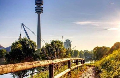 Munchner Freiheit Apartment | Schwabing-Studio great sunset view & balcony