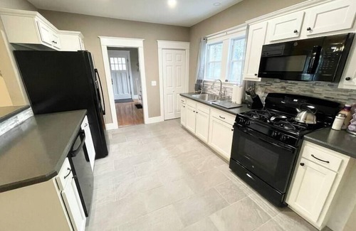 Scotia House | Scotia Getaway: Spacious 3bed 2bath | K & Q Beds