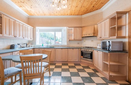 Forfar House | Scotston Villa - 5 bedroom house with large private back garden & hot tub