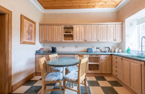 Forfar House | Scotston Villa - 5 bedroom house with large private back garden & hot tub