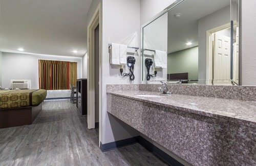 Tomball Hotel | Scottish Inn and Suites