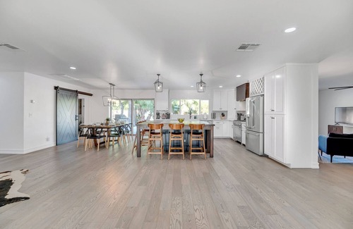 Shea North Estates House | Scottsdale Modern Retreat- Backyard Oasis + Pool- Nearby Dining and Shops!