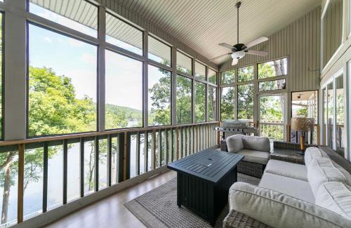Jones Mills Villa | Screened-In Porch with Views Hot Springs Getaway!