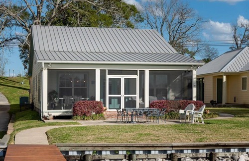 Ventress House | Screened porch and private pier on False River